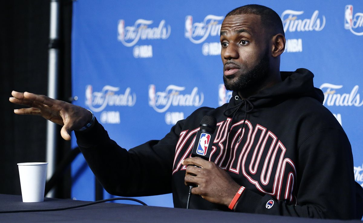 LeBron James compareció este jueves en conferencia de prensa. (Foto Prensa Libre: EFE)