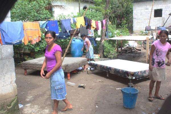 Vecinos de la aldea La Cuchilla, Río Bravo, Suchitepéquez, rescatan algunos muebles, pues la correntada del río Aguas Calientes arrastró todo lo que encontró a su paso.