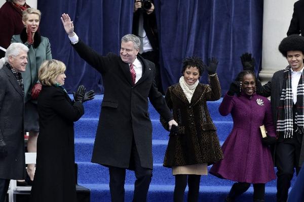 Bill de Blasio —centro— es acompañado por su hija Chiara; su esposa, Chirlane, y su hijo,  Dante. (Foto Prensa Libre: EFE)