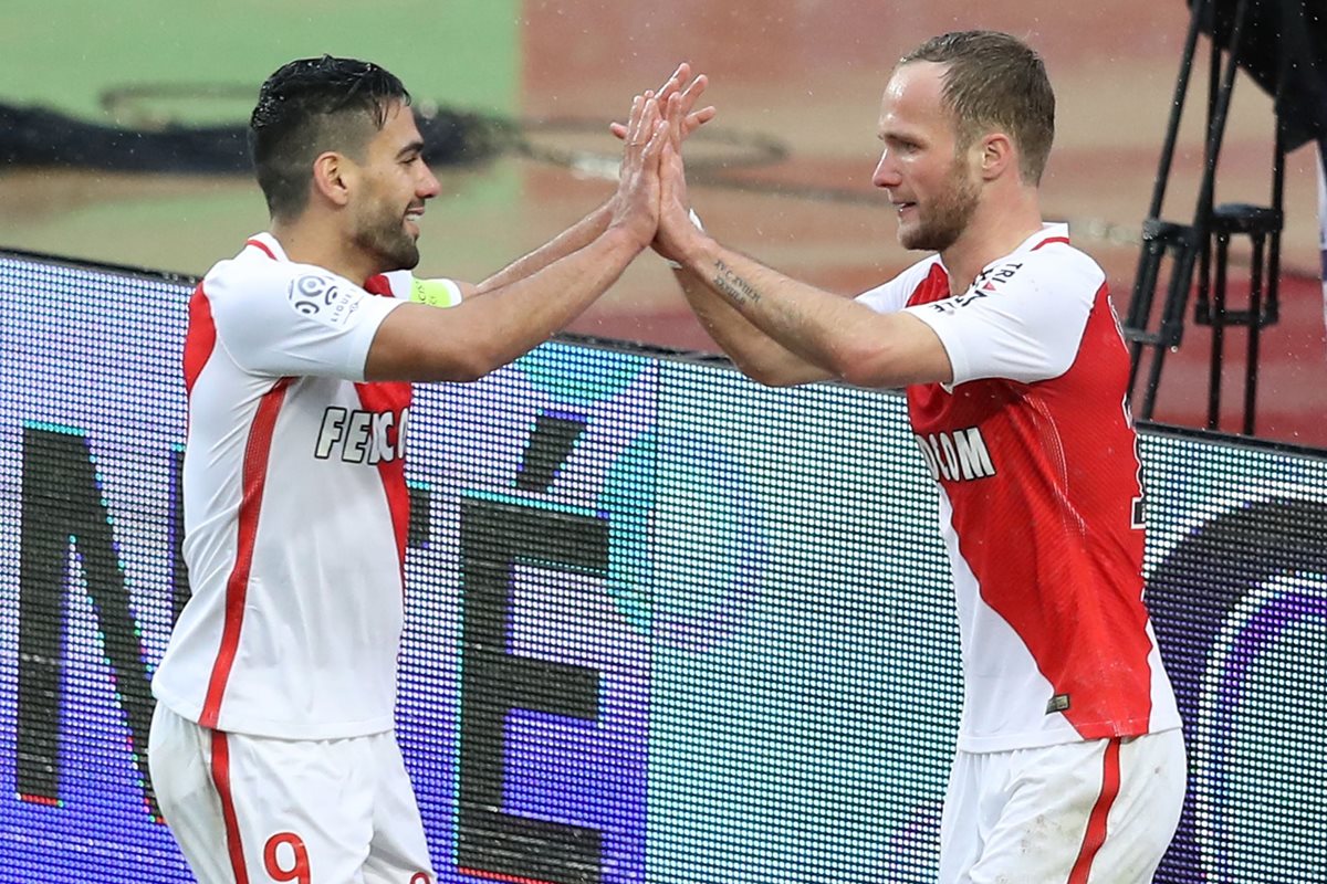 Valere Germain felicita a Radamel Falcao luego de su anotación. (Foto Prensa Libre: AFP)