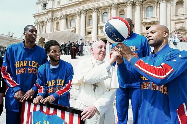 El papa Francisco conversa con los jugadores del equipo de baloncesto Harlem Globetrotters durante la audiencia general del miércoles celebrada en la Plaza de San Pedro en el Vaticano. (Foto Prensa Libre: EFE)