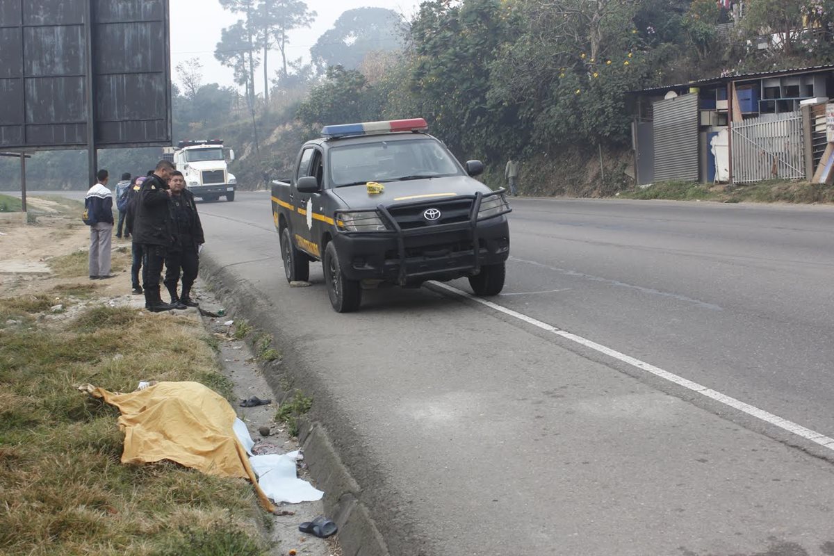 Lugar donde ocurrió la tragedia en el km 60 de la ruta Interamericana. (Foto Prensa Libre: Víctor Chamalé).
