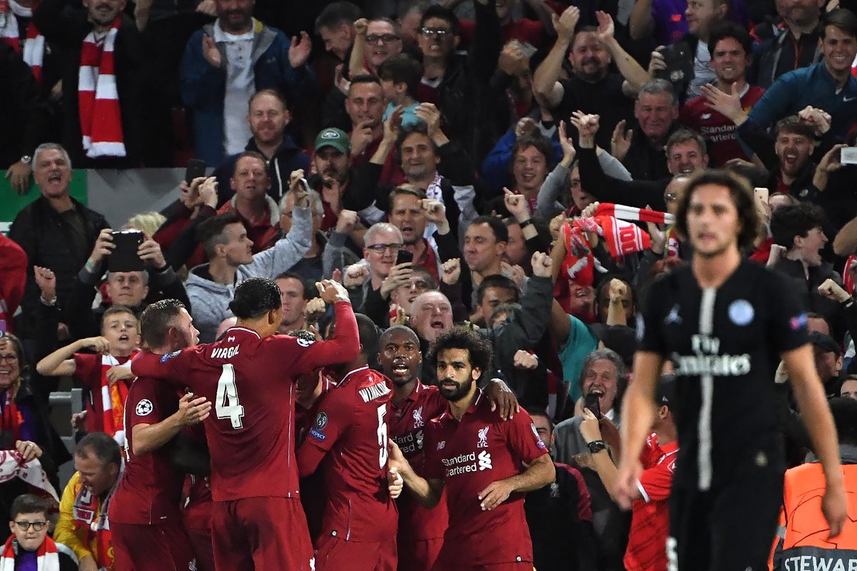 El mediocampista inglés James Milner celebra con sus compañeros, después de marcar desde el punto penal. (Foto Prensa Libre: AFP)