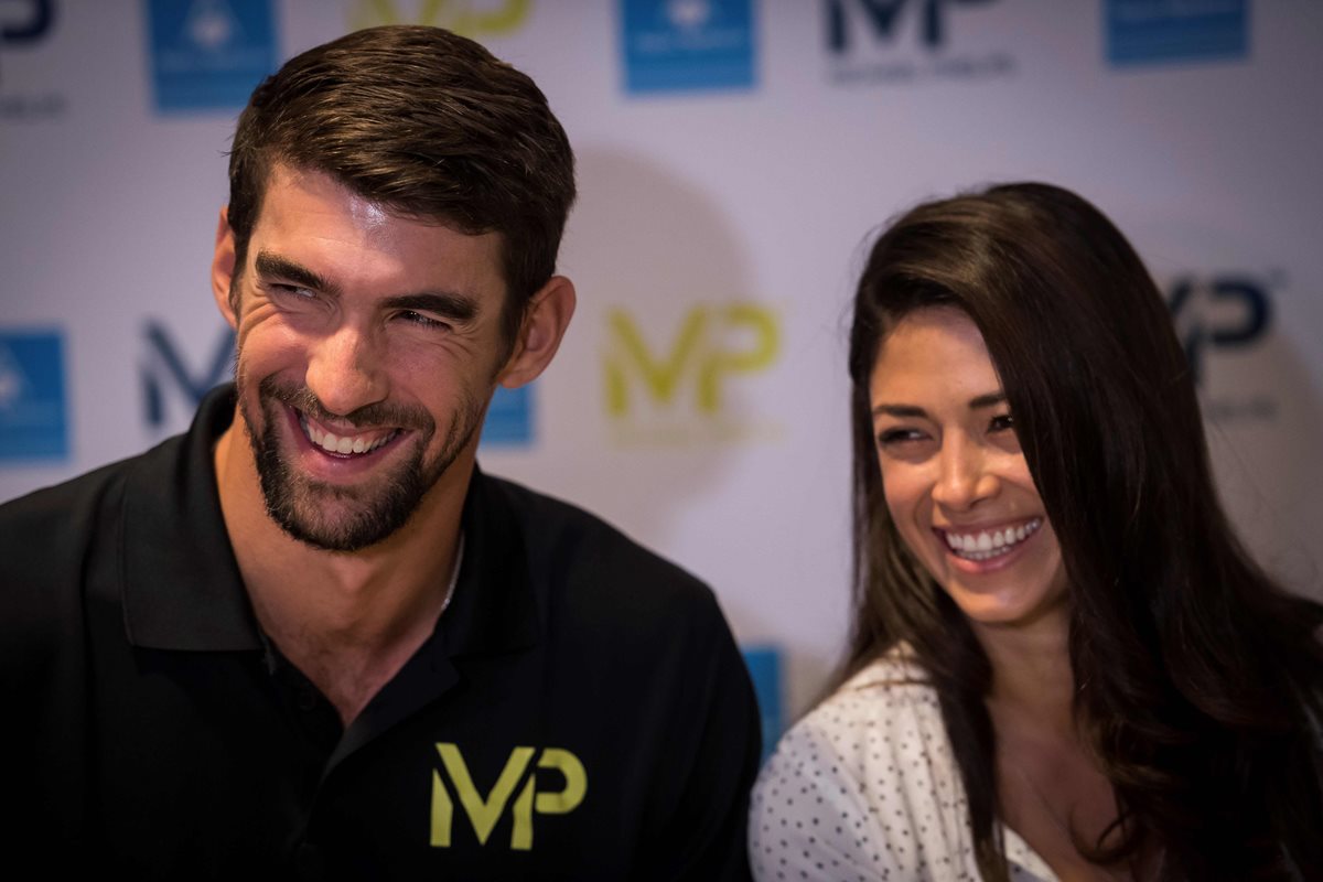 Michael Phelps y su esposa Nicole Johnson Phelps se encuentran en una gira promocional en París. (Foto Prensa Libre: AFP).