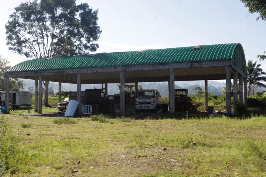 Vehículos y máquinas confiscadas en la finca El Triunfo, Morales, Izabal. (Foto Prensa Libre: Hemeroteca PL).