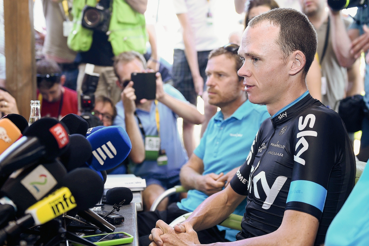 Christopher Froome durante la conferencia de prensa que ofreció su equipo este martes. (Foto Prensa Libre: AFP)