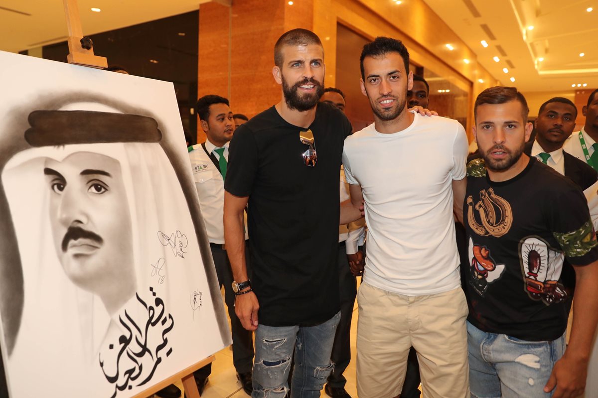 Gerard Pique, Sergio Busquets y Jordi Alba estuvieron en Qatar para un partido amistoso y visitaron las obras para el Mundial de 2022. (Foto Prensa Libre: AFP)