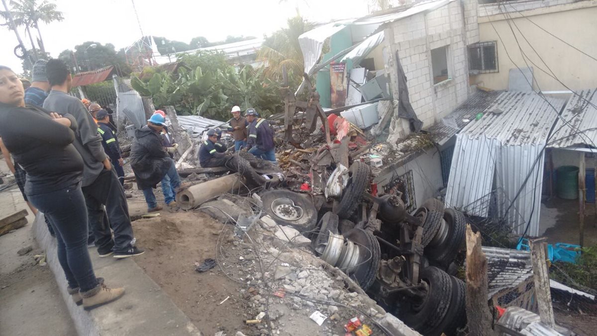 Por lo complicado de las maniobras el trailer fue retirado hasta esta mañana.