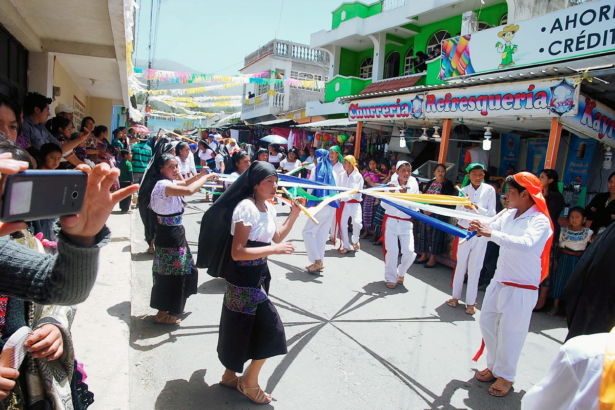 Estudiantes de varios establecimientos educativos de San Juan de Argueta, de Sololá, efectúan un fesfile. (Foto Prensa Libre: Édgar Sáenz)