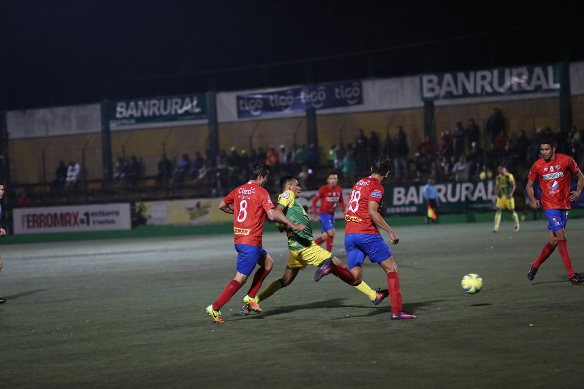 Gerson Tinoco de Petapa intenta un remate en medio de Mynor de León, Kevin Ruiz y Sergio Trujillo, de Municipal.