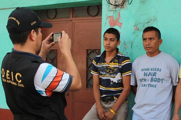 Los detenidos Édgar Moisés Hernández Gómez, de 35 años, y José Luis Rodríguez Leiva, 18. (Foto Prensa Libre: Danilo López)