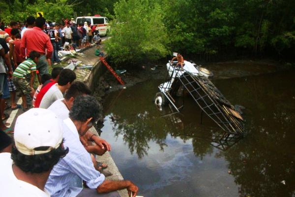 Un menor de 13 años murió luego que el camión cayera al fondo del canal de Chiquimulilla (Foto Prensa Libre: Oswaldo Cardona)