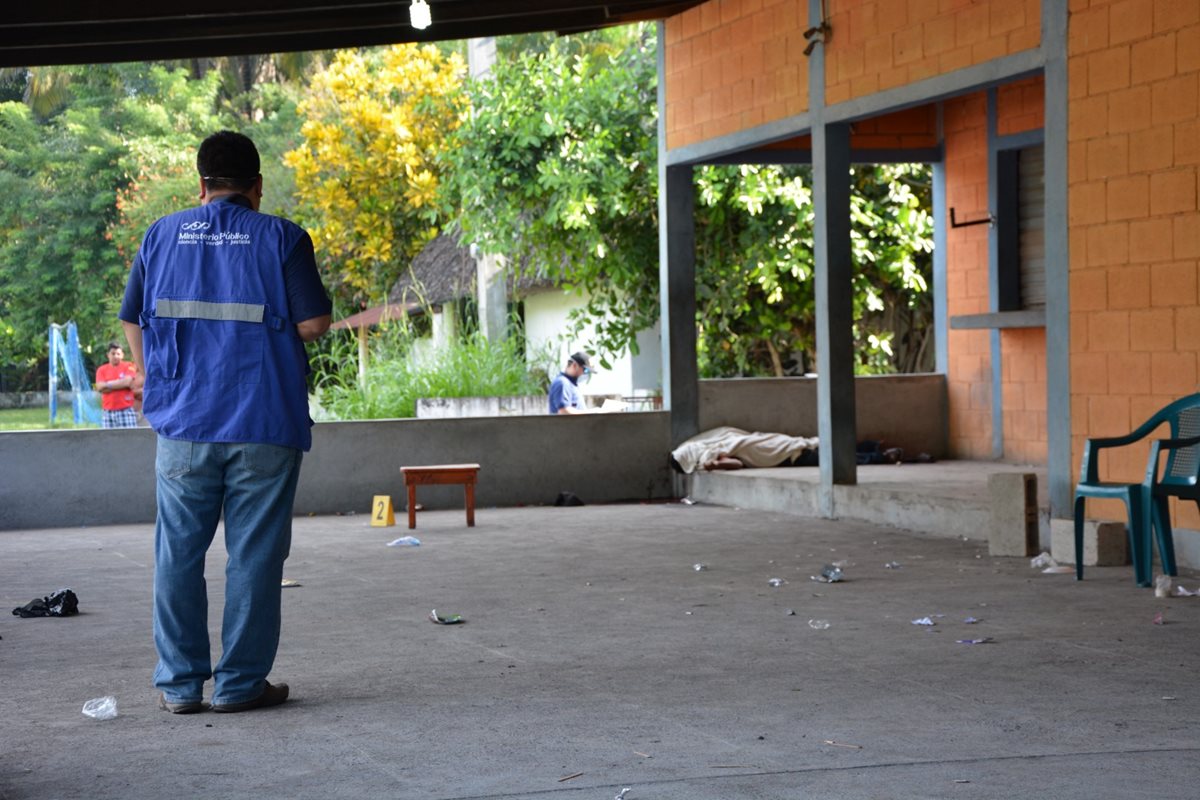 Autoridades del Ministerio Público analizan el lugar en el que fue encontrado el cádaver. (Foto Prensa Libre: Carlos Enrique Paredes)