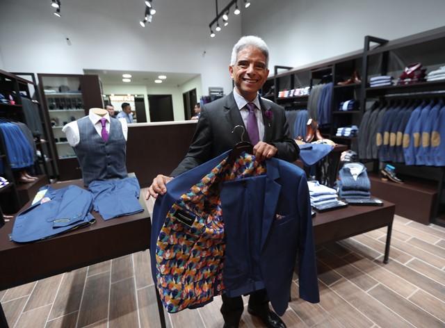 Roberto Morales, gerente general corporativo de Emporium, muestra los sacos sublimados, la nueva tendencia en moda para caballeros. (Foto Prensa Libre: Fred Rivera)