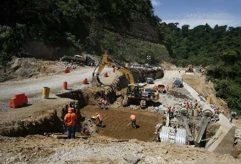 Trabajos en el kilómetro 39,  ruta entre Antigua Guatemala y San Lucas Sacatepéquez,  donde se coloca tubería para desfogar las correntadas que bajan de un cerro.