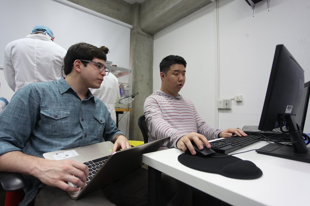 Emilio Miranda —izquierda— sueña con que algún día exista en el país la carrera de  Ingeniería Aeroespacial (Foto Prensa Libre: Juan Diego González).