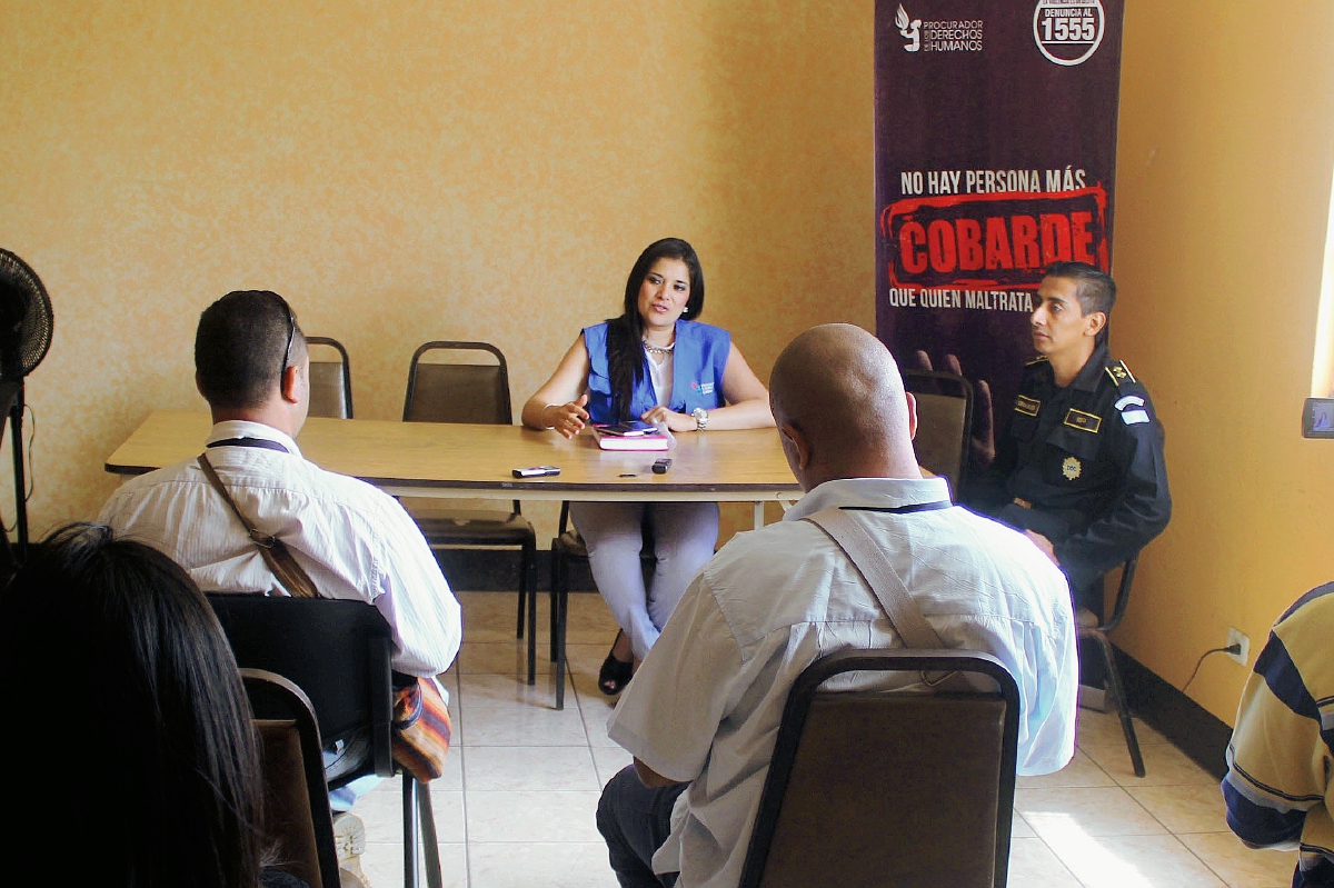 Cecilia Aguirre, auxiliar de la PDH, dialoga con periodistas de Jalapa y el comisario Ángel Quiroa. (Foto Prensa Libre: Hugo Oliva)