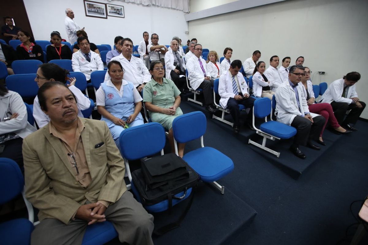 Entre los 42 médicos que presentan su renuncia condicionada al INCAN se encuentran cirujanos especializados, ginecólogos y otros profesionales. (Foto Prensa Libre: Paulo Raquec)