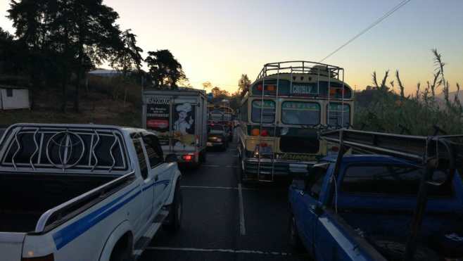 Un tráiler que transportaba cemento volcó en el km 33 de la ruta a El Salvador, en la vuelta conocida como "el Chilero".