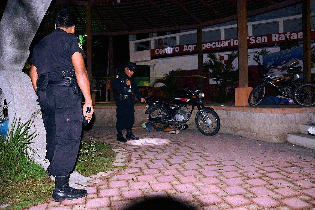 Dos jóvenes murieron en el parque central de Iztapa. (Foto Prensa Libre: Carlos Parede)