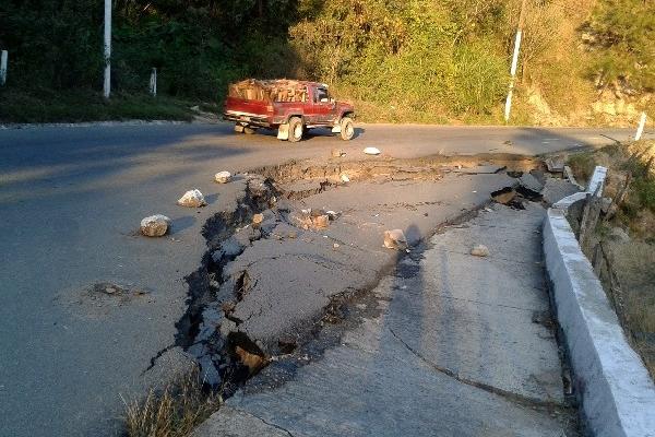 En algunas partes, el daño alcanza  uno de los dos carriles de la carretera.