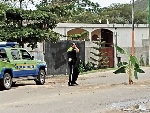 En un tramo de un kilómetro de Quezaltepeque hacia Honduras y El Salvador, los pobladores colocaron plantas de banano en señal de protesta y las autoridades procedieron a retirarlas. (Foto Prensa Libre: Mario Morales)