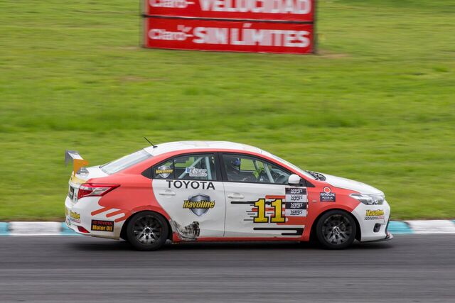 El experimentado piloto guatemalteco, Adolfo el Pato Castillo, fue el más rápido en Costa Rica y le dio a Guatemala el primer lugar en la Copa Yaris. (Foto Prensa Libre: cortesía Speed-Adictions)