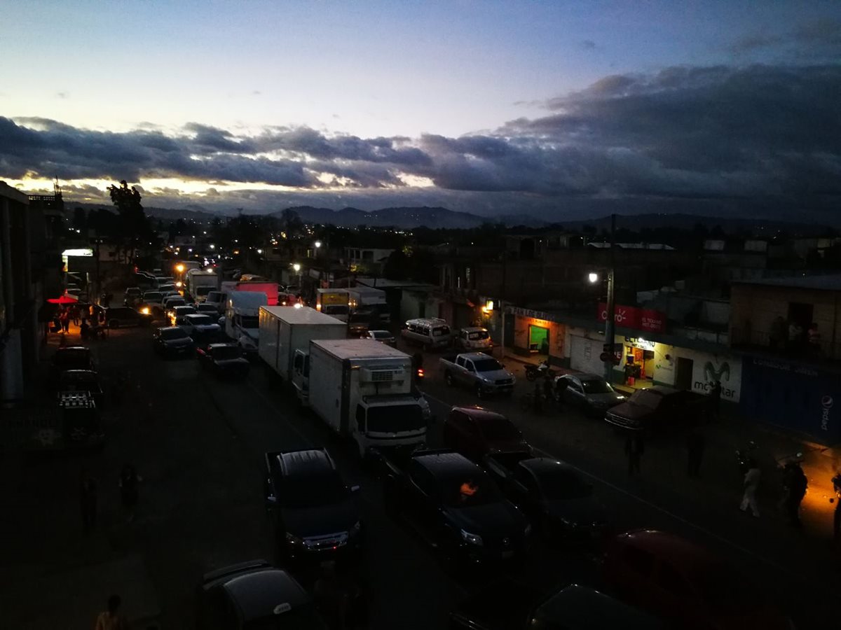 Por más de cuatro horas, pobladores de El Tejar bloquearon el km 51 de la ruta Interamericana. (Foto Prensa Libre: Víctor Chamalé)