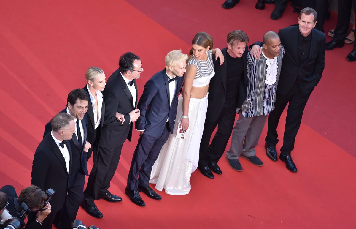 Los actores Jared Harris, Javier Bardem, Charlize Theron, Jean Reno, Hopper Penn, Adele Exarchopoulos, Sean Penn, Zubin Cooper y el productor Matt Palmieri posan a su llegada a Cannes. (Foto Prensa Libre: EFE)