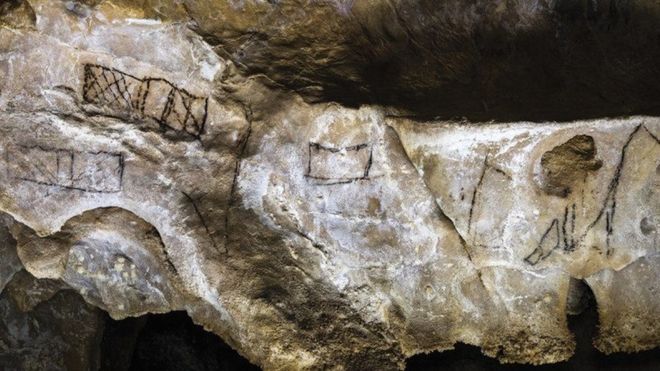 A simple vista, pueden parecer unos trazos desprolijos y sin importancia, como los que se ven aquí en Las Chimeneas, una cueva española que es Patrimonio de la Humanidad. D. VON PETZINGER