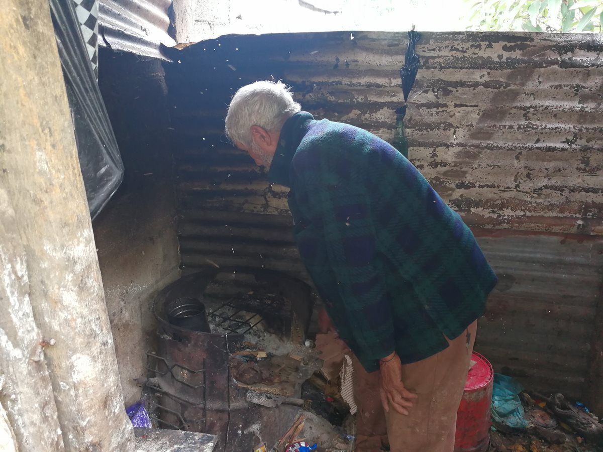 La cocina donde el abuelo prepara los alimentos para él y sus nietos. (Foto Prensa Libre: Oscar García).