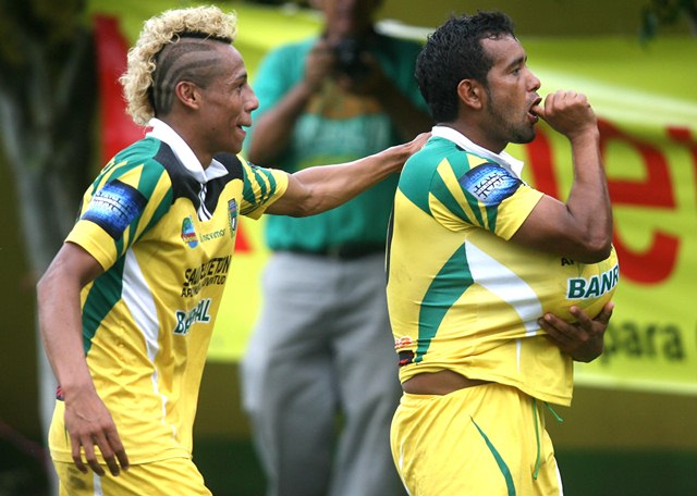 Víctor Solalinde (derecha) festeja con la camiseta de Guastatoya. (Foto Prensa Libre: Norvin Mendoza)