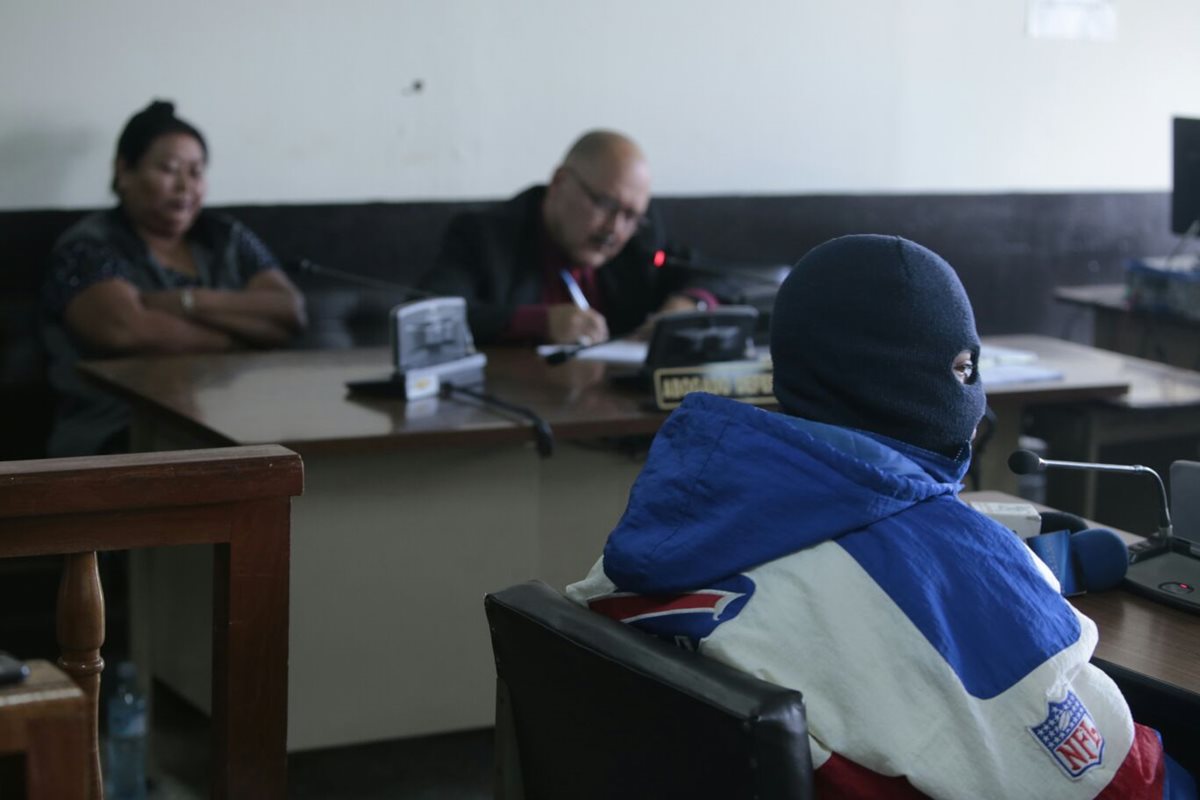 Un testigo protegido, con el rostro cubierto con gorro pasamontaña, declara en contra de Luisa Coc, alias Mama Guicha (Foto Prensa Libre: Paulo Raquec).