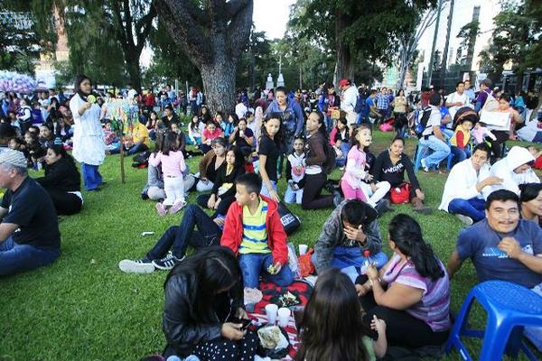 Ambiente previo a la inauguración del Festival Navideño de Gallo en El Obelisco. (Foto Prensa Libre: Edwin Bercián)