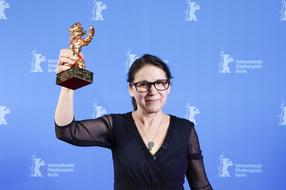 La directora húngara Ildiko Enyedi muestra su Oro de Oro por la película "On Body and Soul", en el Festival de Cine de Berlín, este sábado. (Foto Prensa Libre: EFE).