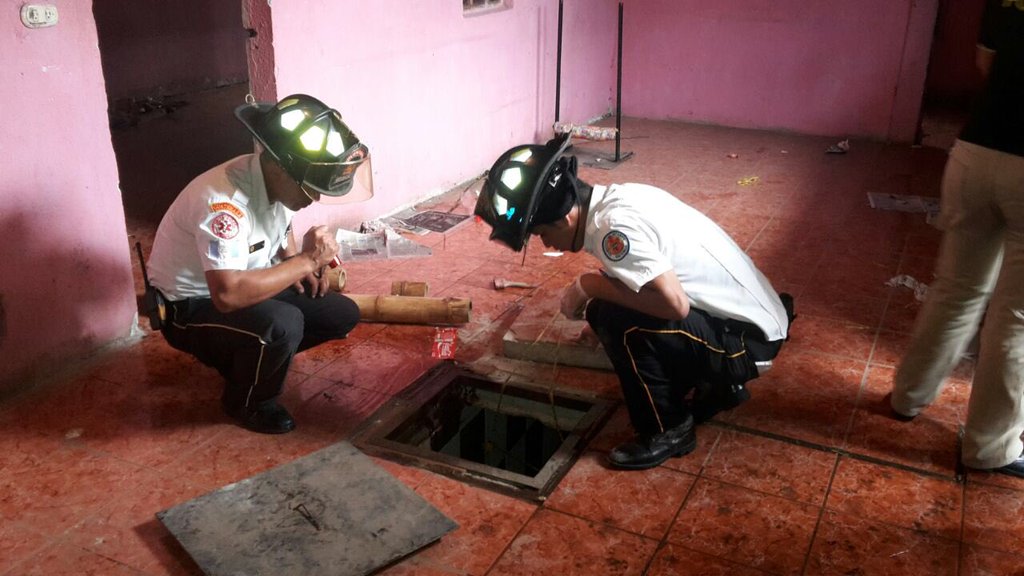 Los Bomberos Voluntarios informaron que se localizó el cuerpo de un hombre en una cisterna. (Foto Prensa Libre: CBM)