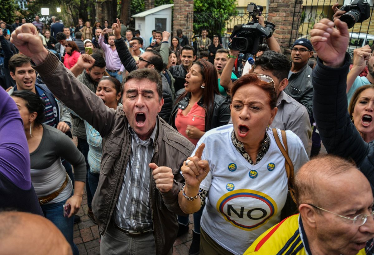 La guerrilla de las Farc lamentó el rechazo al acuerdo de paz que negoció con el gobierno, en el plebiscito celebrado hoy. (Foto Prensa Libre: AFP)