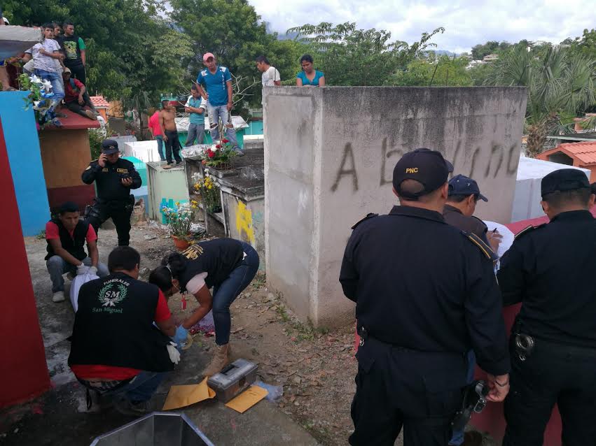 Autoridades recogen evidencia en el lugar del ataque. (Foto Prensa Libre: Víctor Gómez)