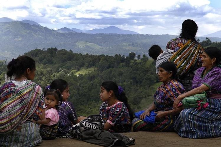 Las niñas y adolescentes indígenas tienen mayores dificultades para culminar sus estudios. (Foto Prensa Libre: Hemeroteca PL)