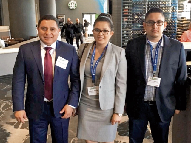 Jahiro Otzoy Salazar, junto a sus hijos Jaimie y Jahiro, en sus oficinas de Italia.