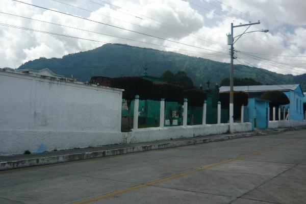 El frente del cementerio de la ciudad de San Marcos es delimitado con malla metálica. (Foto Prensa Libre: Genner Guzmán)