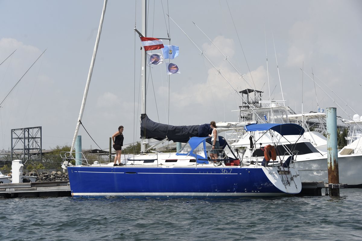 El velero de la oenegé women on waves fue expulsado de Guatemala durante el fin de semana. (Foto Prensa Libre: AFP)