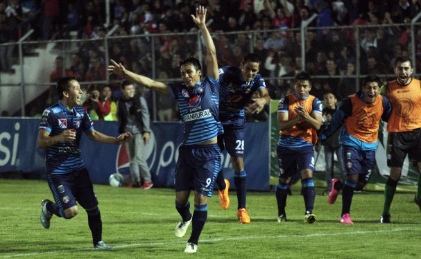 Luis Martínez celebra la anotación que le dio la victoria a Xelajú. (Foto Prensa Libre: Carlos Ventura)