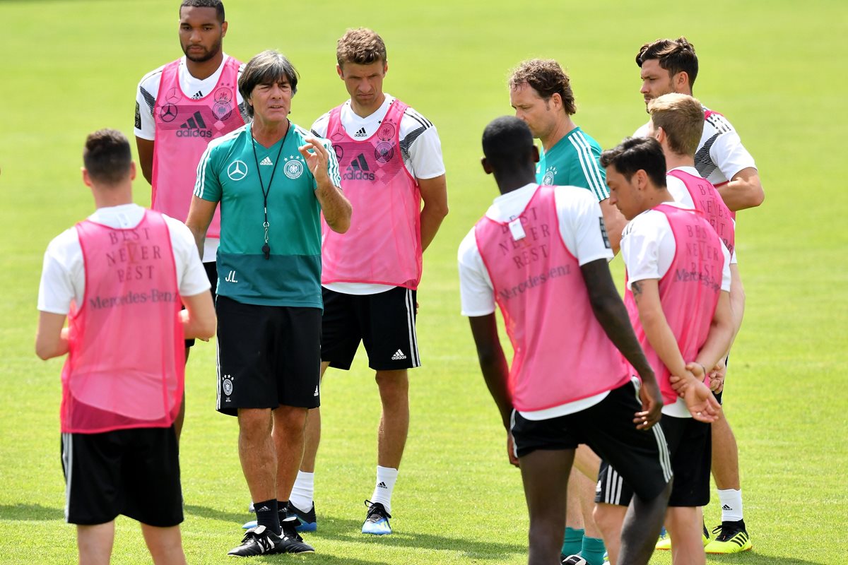 El técnico de la selección alemana, Joachim Löw (3-izda), dirige una sesión de entrenamiento del equipo, en Appiano sulla Strada del Vino, Italia. (Foto Prensa Libre: EFE)