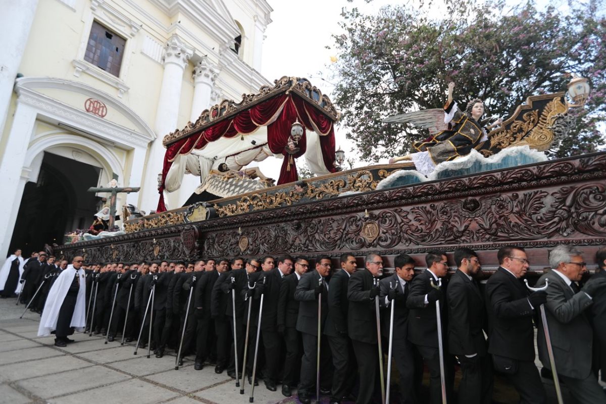 Marvin Samayoa, tiene 41 años de edad y 26 de cargar procesiones.(Foto Prensa Libre: Óscar Rivas)