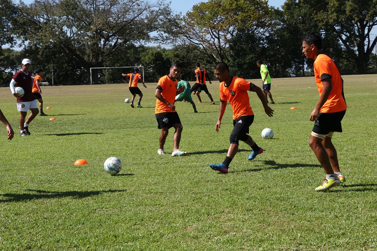 Luis Gerardo Arroyo (centro) controla el balón durante un entrenamiento de Siquinalá efectuado ayer, en las canchas del ingenio Pantaleón. (Foto Prensa Libre: Carlos Paredes)