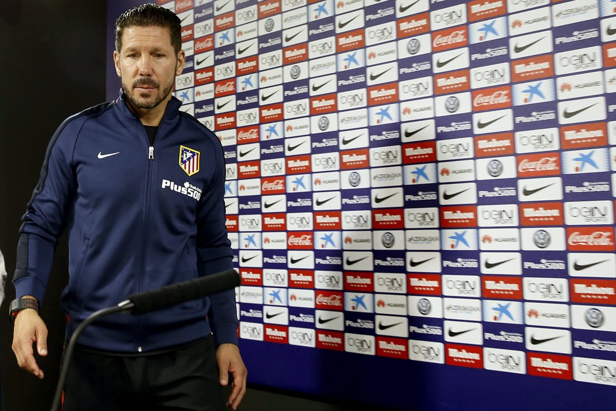 El entrenador del Atlético de Madrid, Diego Simeone, durante la conferencia de prensa tras el entrenamiento de este viernes. (Foto Prensa Libre: EFE)