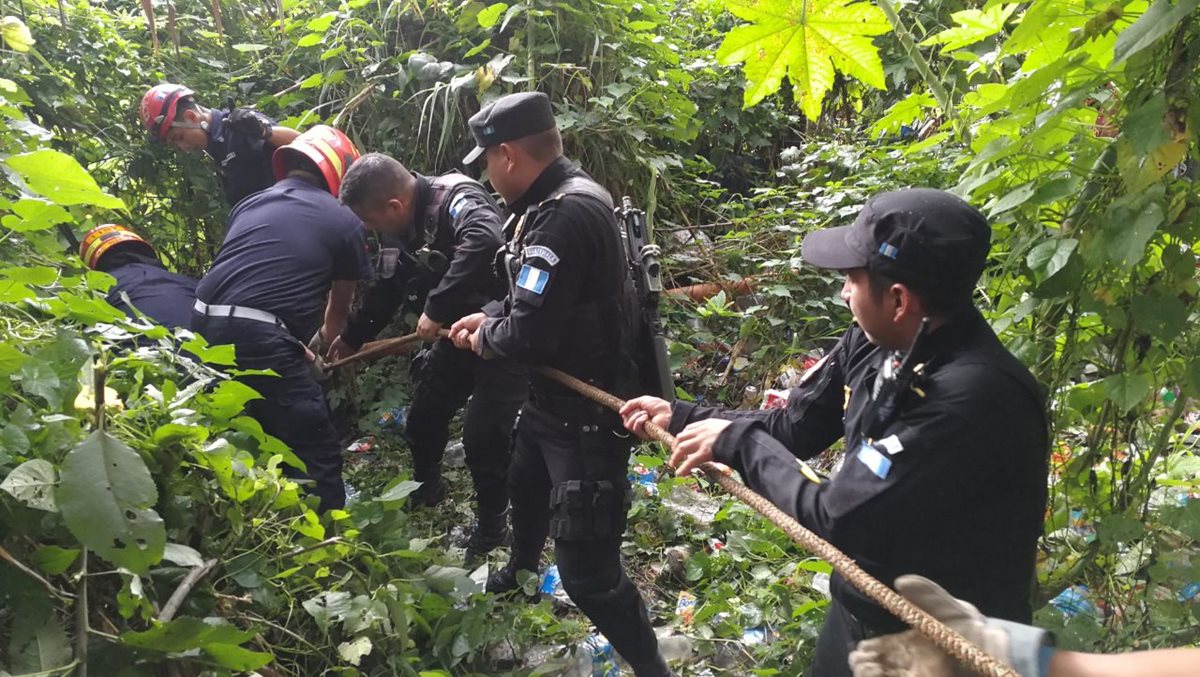 Rescatan cadáver de una mujer en un barranco del barrio San Antonio en la zona 6. (Foto Prensa Libre: Estuardo Paredes)