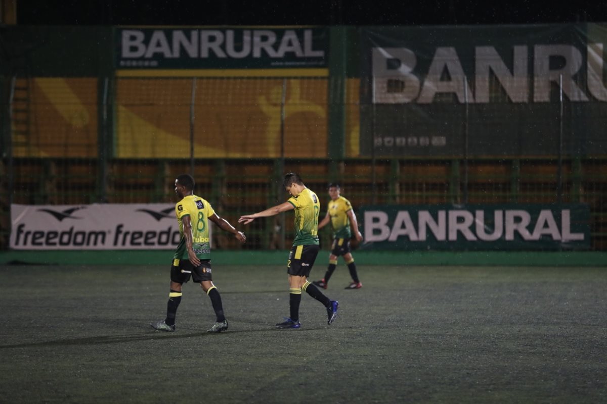 Los jugadores de Petapa salieron desconsolados después de perder en casa contra Siquinalá. (Foto Prensa Libre: Edwin Fajardo)