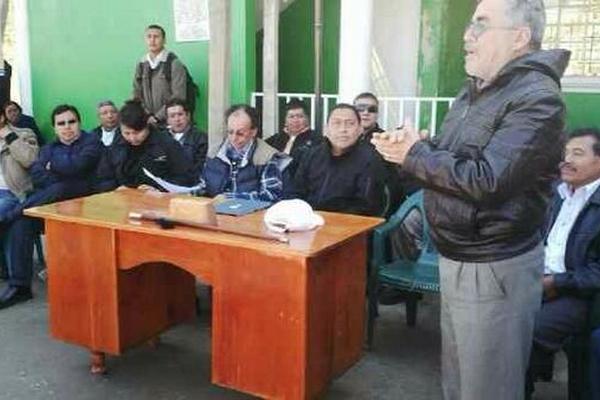 El Ministro de Gobernación, Mauricio López Bonilla, se reunió con líderes de Ixchiguán y Tajumulco en San Marcos. (Foto Prensa Libre: Mingob)<br _mce_bogus="1"/>